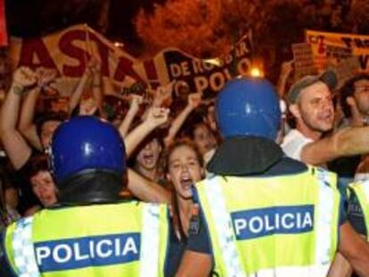 Manifestantes protestan ante el Palacio de Belem, en Lisboa, por los recortes del Gobierno, el 21 de septiembre.