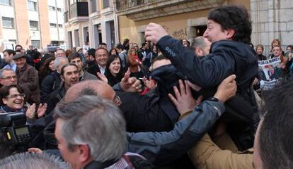 A la derecha, en alto, Samuel Folgueral, tras ganar la moción de censura, el día 8.