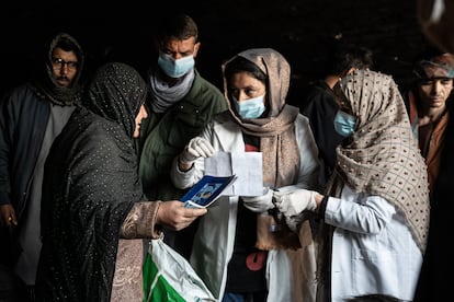 Un grupo de trabajadoras de un centro de desintoxicación de Kabul, durante su ronda diaria por las calles de la capital afgana para localizar a mujeres drogodependientes e invitarlas a seguir terapia para desengancharse.