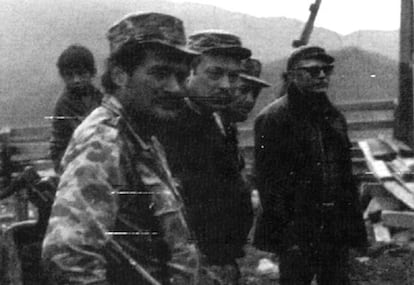 De izquierda a derecha, los guerrilleros Jaime Guaracas, Manjuel Marulanda, Alfonso Cano y Jacobo Arenas