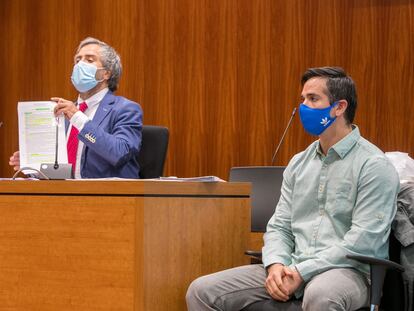 A la derecha, Rodrigo Lanza y, a la izquierda, su abogado, Endika Zulueta, durante la repetición del juicio del crimen de los tirantes en la Audiencia de Zaragoza este lunes.