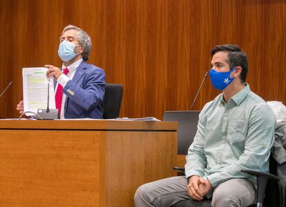 A la derecha, Rodrigo Lanza y, a la izquierda, su abogado, Endika Zulueta, durante la repetición del juicio del crimen de los tirantes en la Audiencia de Zaragoza este lunes.