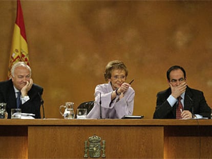 Moratinos, Fernández de la Vega y Bono, en la rueda de prensa posterior a la reunión del Gobierno.