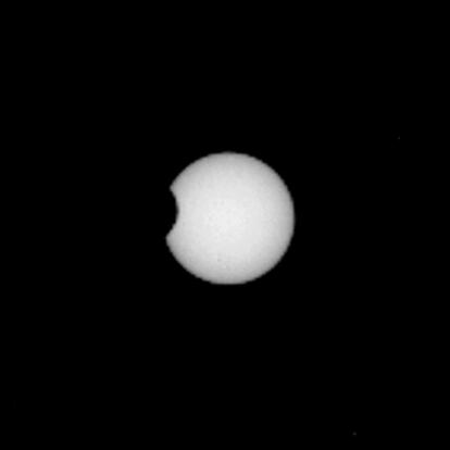 Tránsito de la luna de Marte Fobos ante el disco Solar, fotografiado por el ‘Curiosity’.