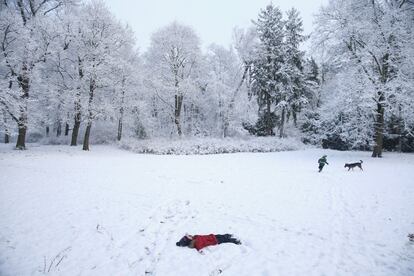Una nena juga en un prat nevat d'un parc del districte de Zehlendorf, a Berlín, Alemanya.