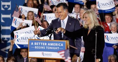 Mitt Romney junto y su mujer, Ann, durante su intervenci&oacute;n en New Hampshire. 