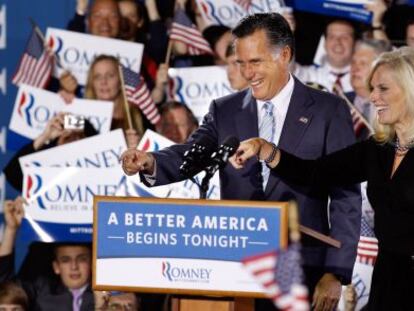 Mitt Romney junto y su mujer, Ann, durante su intervenci&oacute;n en New Hampshire. 