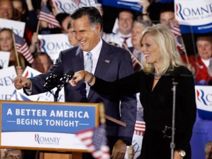 Mitt Romney junto y su mujer, Ann, durante su intervenci&oacute;n en New Hampshire. 