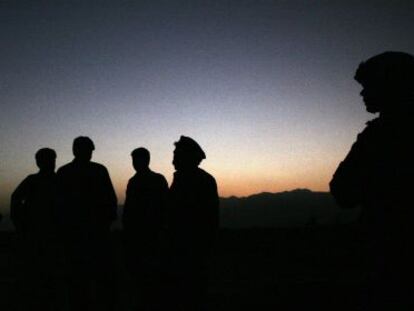 Soldats nord-americans i policies afganesos el 2009 prop de l'aeròdrom de Bagram, l'Afganistan.
