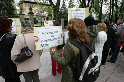 Los profesores sin el perfil lingüístico exigido por el Gobierno se concentraron ayer frente a Ajuria Enera.