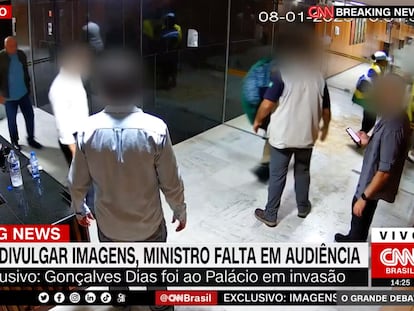 El ministro jefe del Gabinete de Seguridad Institucional de la Presidencia brasileña, Marco Edson Gonçalves, junto a los manifestantes que asaltaron las sedes de los tres poderes el 8 de enero.