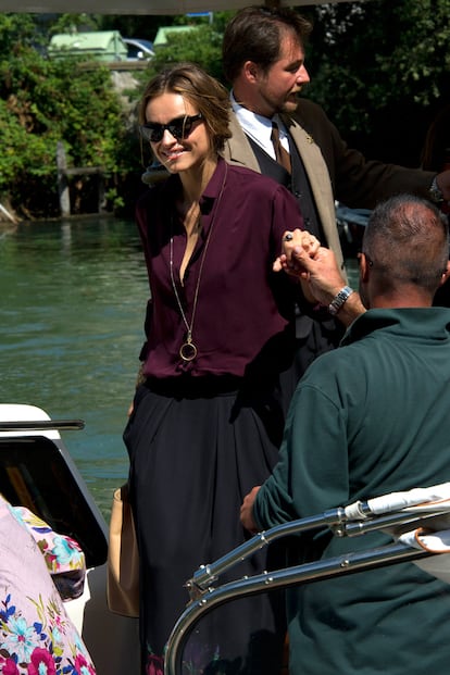 Kasia Smutniak vuelve a deslumbrar con un look, esta vez todo sobriedad: camisa berenjena con maxifalda negra con bordados y bolso beige.