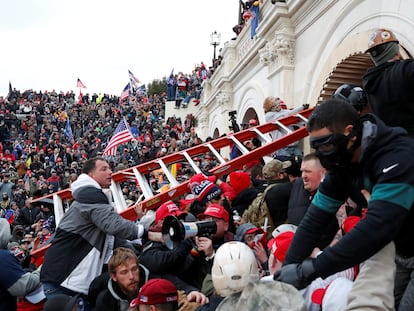 Seguidores de Donald Trump, en el asalto al Capitolio del 6 de enero de 2021.