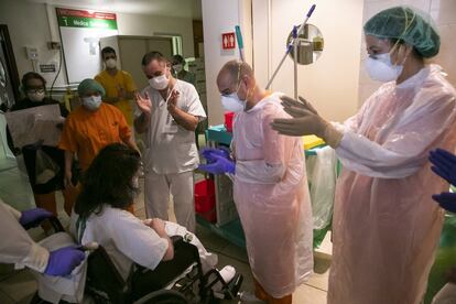 En silla de ruedas, este martes, salió de la habitación la primera paciente ingresada en la Unidad de Coronaria, el 16 de marzo. Estaba preparada para marcharse y, ya en el pasillo y frente a un grupo de enfermeras, médicos, celadores y limpiadoras, se quitó la máscara de oxígeno y preguntó: “¿Resistiré?”. La respuesta fue un brevísimo silencio seguido de un aplauso, jaleo y lágrimas mezcladas con sonrisas que duraron hasta que desapareció por el pasillo, camino de una habitación en planta.