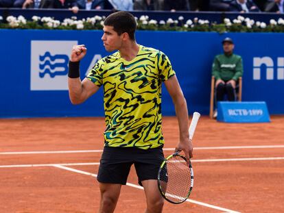 Carlos Alcaraz celebra un punto este viernes durante las semifinales del torneo Conde de Godó, en Barcelona.