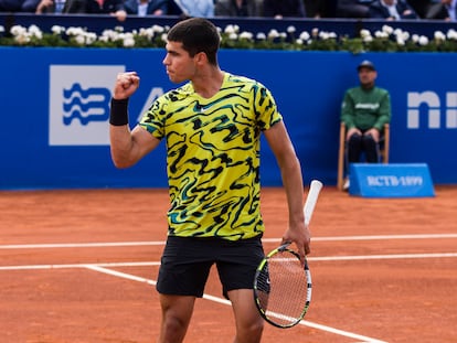 Carlos Alcaraz celebra un punto este viernes durante las semifinales del torneo Conde de Godó, en Barcelona.