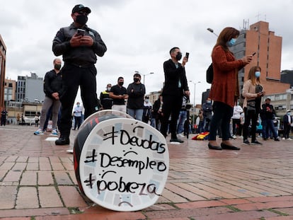 El gremio de propietarios de restaurantes y bares protesta en Bogotá por el cierre de sus negocios, esta semana.