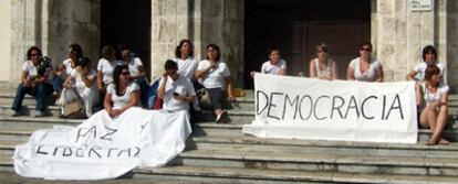 Mujeres latinoamericanas y europeas muestran su apoyo a las Damas de Blanco en 2007 en La Habana.