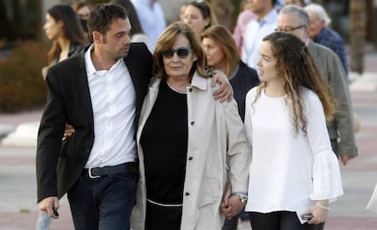 Pilar Piniella, mujer de José María Íñigo y sus hijos Chema y Piluca, en el entierro de su padre en Madrid.