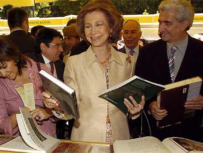 La Reina y la ministra de Cultura, Carmen Calvo (izq.), durante la inauguración de la LXV edición de la Feria del Libro de Madrid.