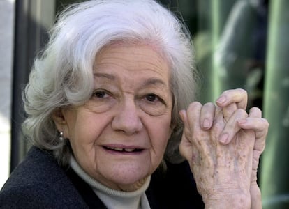 24 de octubre de 2002. La escritora Ana María Matute, durante la presentación de su libro "Cuentos de la Infancia", en el que se recogen todos los documentos escritos por la escritora durante su infancia y que su madre guardó sin ella saberlo.