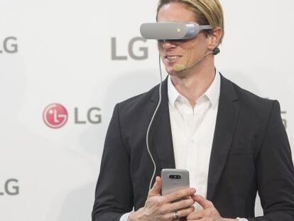 Fernando Torres prueba el nuevo m&oacute;vil de LG y sus gafas de realidad virtual en un evento de lanzamiento.