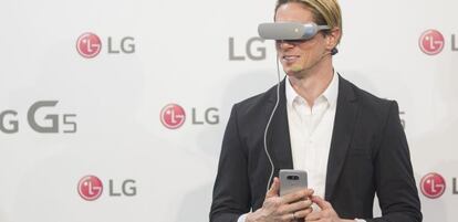 Fernando Torres prueba el nuevo m&oacute;vil de LG y sus gafas de realidad virtual en un evento de lanzamiento.