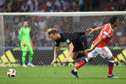 El croata Ivan Rakitic y el ruso Alexander Samedov compiten por el balón.