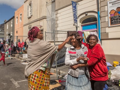 Refugiados del grupo alojado en la plaza Greenmarket, en el centro de Ciudad del Cabo, en Sudáfrica.