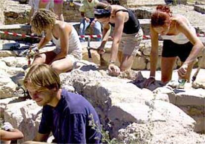Participantes en el campo de trabajo organizado para restaurar el castillo de Alcalá la Real.