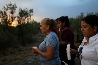 SABINAS, COAHUILA, MÉXICO. 11/08/2022. Un grupo de familiares y amigos de los mineros atrapados en la mina "El Pinabete" realizan una caminata con veladoras al punto de acceso de la mina.