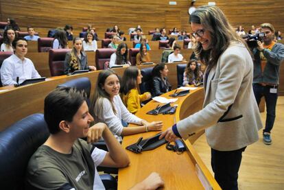 La vicepresidenta valenciana M&ograve;nica Oltra, con los adolescentes en las Cortes.