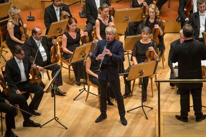 El clarinetista Martin Fröst con la Sinfónica de la BBC bajo la dirección de Sakari Oramo, ayer en Zaragoza