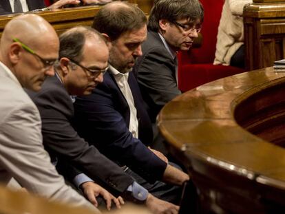 Puigdemont, Junqueras, Turull y Romeva votan en el pleno del parlamento catal&aacute;n. 