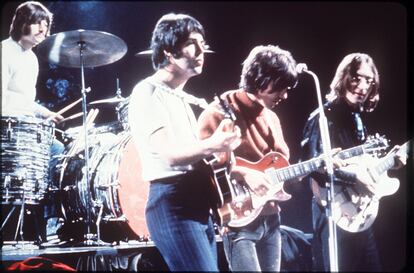 De derecha a izquierda, John Lennon, George Harrison, Ringo Starr y Paul McCartney en una actuación de los Beatles.