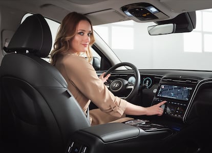 La conectividad en el Hyundai TUCSON es clave. Todos los sistemas de navegación, información, entretenimiento y climatización se controlan de manera táctil a través de su pantalla de 10,25''. También admite control de voz o desde el smartphone.