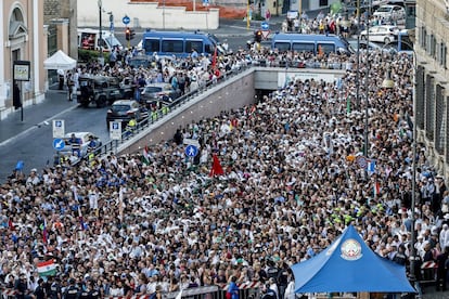 Milers de persones ocupen la Via de la Conciliaci i els carrers adjacents a la pla?a de Sant Pere.