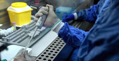 Un médico del hospital Ramón y Cajal de Madrid realiza una prueba PCR.