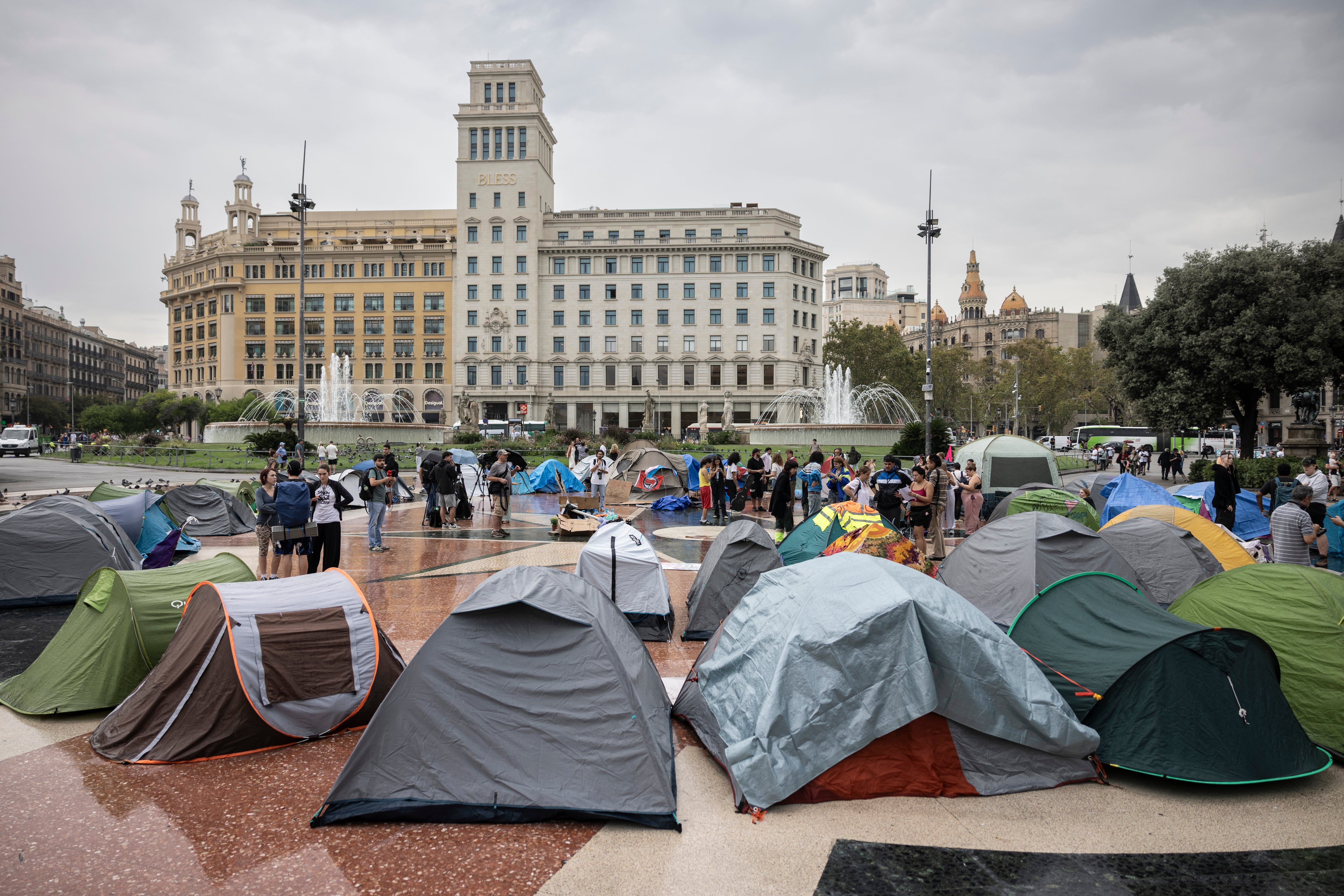 Una imagen de la acampada por la vivienda en la Plaza Cataluña de Barcelona. Massimiliano Minocri