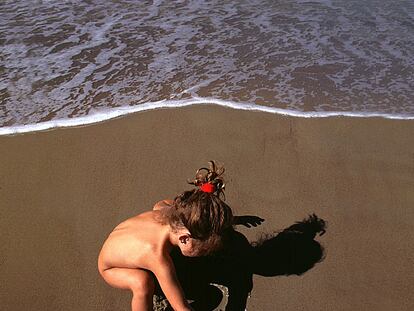 Una niña en una playa de Cádiz.