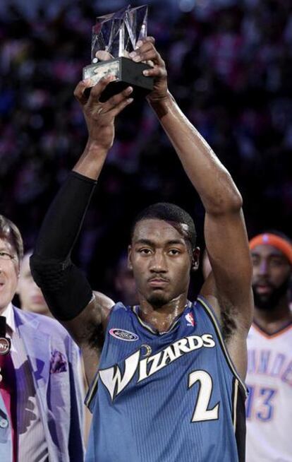 El rookie de los Wizards, John Wall, levanta el trofeo MVP