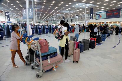 Cola de pasajeros para facturar el equipaje en el aeropuerto de París Orly, que reabre al público este viernes.