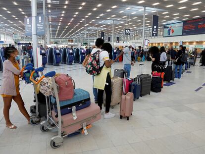 Cola de pasajeros para facturar el equipaje en el aeropuerto de París Orly, que reabre al público este viernes.