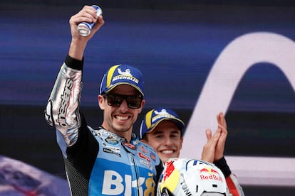 Álex Márquez celebra el triunfo en Montmeló por delante de su hermano Marc.
