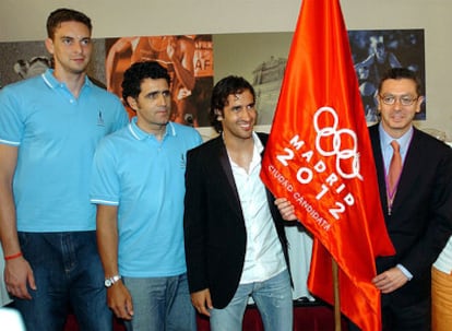 Gallardon, junto a Raúl, Indurain y Gasol en Singapur en julio de 2005.