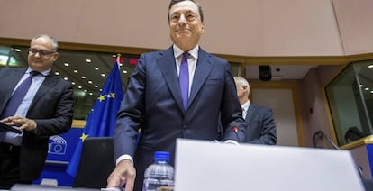 El presidente del Banco Central Europeo (BCE), Mario Draghi, en la Comisi&oacute;n de Asuntos Econ&oacute;micos del Parlamento Europeo, en Bruselas.