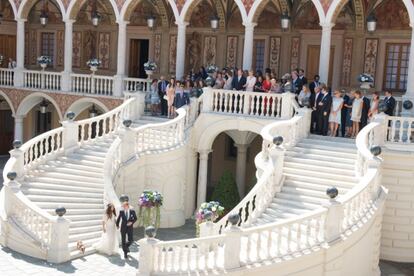 Andrea Casiraghi y Tatiana Santo Domingo, ante sus invitados durante la boda en el palacio monegasco.