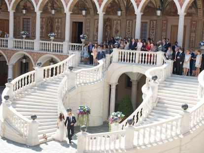 Andrea Casiraghi y Tatiana Santo Domingo, ante sus invitados durante la boda en el palacio monegasco.