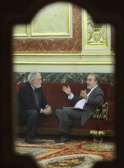 Arias Cañete (PP) y Solbes, ayer en el Congreso.