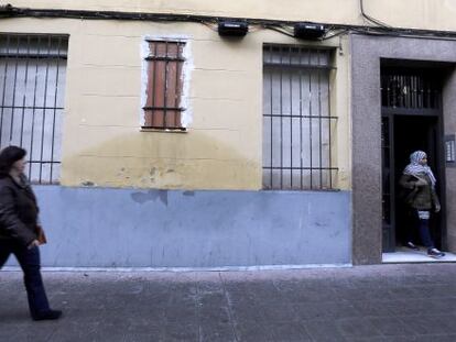 Uno de los edificios tapiados para evitar ocupaciones, en la calle Voluntarios de Macabebes, en el distrito de Arganzuela.